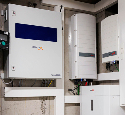 Der Systemregler der Wärmetechnik (links oben) gestattet den Fernzugriff. Daneben die Wechselrichter der PV-Anlage, unten rechts ein Teil des Stromspeichers.