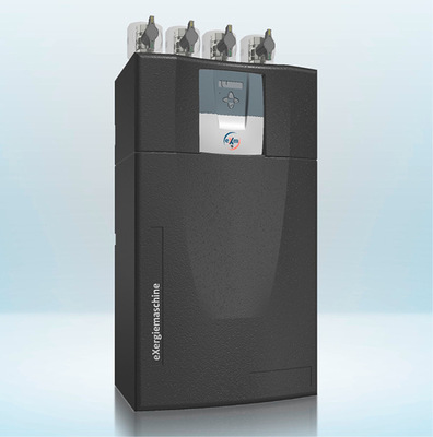 Die eXergiemaschine liegt in der 3- und 5-kW-Ausführung als kompaktes Wandgerät (Bild) und in den Leistungsklassen 5 bis 100 kW Wärmeleistung als Standgerät vor.