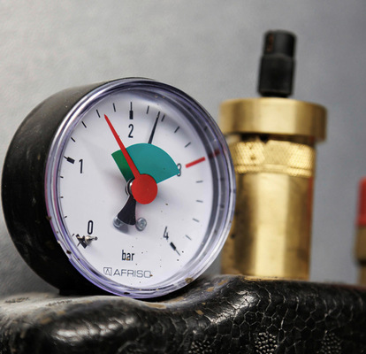 Hier ist nicht nur der Druck im grünen Bereich: Aufgrund der Trennung der Temperatur und Quellen für die Heizkreise und die Warmwasserbereitung arbeitet die Wärmetechnik effizienter als eine konventionell geplante Wärmepumpen-Heizanlage.