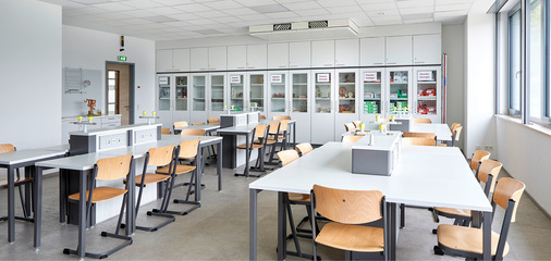 Die besonders leisen dezentralen und einfach nachrüstbaren Lüftungsgeräte der Serie Duplex Vent von Airflow eignen sich für den Einsatz in Schulen. Ihr niedriger  Schalldruckpegel bewirkt, dass sie kaum auffallen und den Unterricht nicht stören.