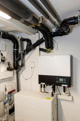 Die PV-Anlage mit Batteriespeicher (Bild unten) deckt (rein rechnerisch) etwa 55 Prozent des Strombedarfs im Hause Geils ab.