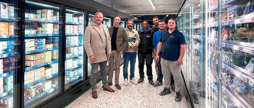 Von links nach rechts: Sébastien Aviat, Yohann Tabaszewski (Key Account Manager bei Clmalife), Nicolas Soudre (Le Froid Pecomark),  Norbert Kathapermall und Mitglieder des Frigevar-Teams, die an der Installation beteiligt waren.