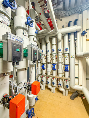 Blick in den Technikraum mit der Hydraulik des Alt- und Neubaus.