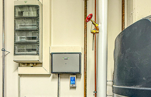 Oben sitzt die Regelung der SQW-Wärmepumpen, darunter der Smart Control Touch. Rechts im Anschnitt ist die Brauchwasserwärmepumpe RBW zu erkennen.
