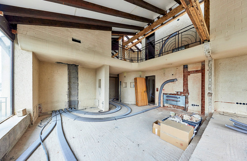 Gemeinsam mit Zehnder konfigurierte der Bauherr zwei passgenaue Systeme aus zentralem Komfort-Lüftungsgerät und Luftverteilung, die in den entkernten Rohbau eingefügt wurden.