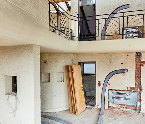 Das flexible Flachovalrohr ComfoTube flat 51 von Zehnder ermöglicht eine platzsparende Verlegung in abgehängten Decken oder dem Rohboden, während die Steigstränge mit dem Rundrohr ComfoTube realisiert wurden.