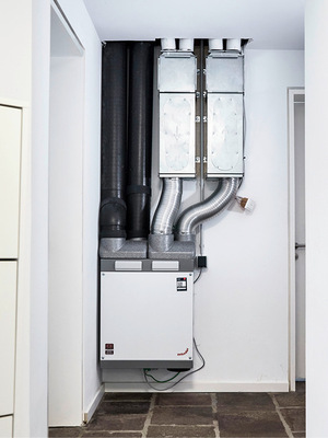 Das kompakte Komfort-Lüftungsgerät ComfoAir 180 von Zehnder passte in eine ungenutzte Ecke der Einliegerwohnung..