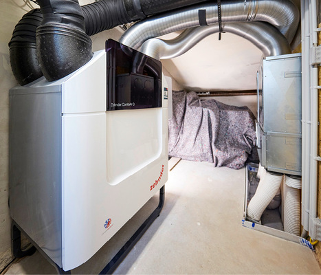 Das größere der beiden Komfort-Lüftungsgeräte, das ComfoAir Q350 TR von Zehnder, versteckt sich im Technikraum der Hauptwohnung.