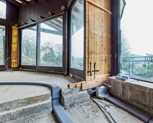 Wegen des breiten Zehnder-Portfolios an Luftverteilungskomponenten gibt es für jede Situation die passende Lösung: Hier konnte zum Beispiel eine Stufe im Fußboden des Wohnzimmers elegant überbrückt werden.