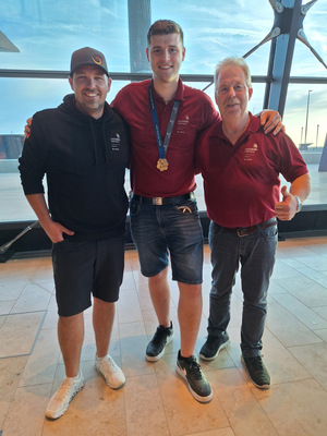 Von links: Robin Ratajczak, Timo Jansen und Karsten Beermann beim Empfang am Frankfurter Flughafen.