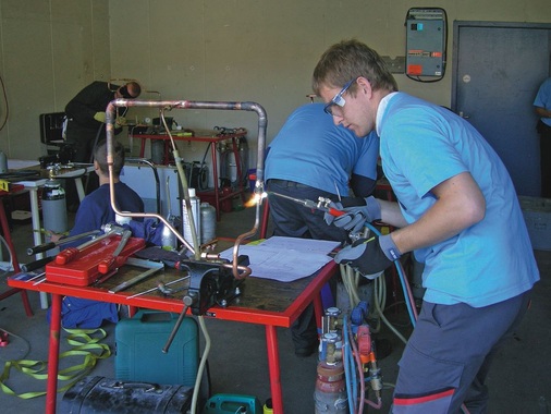 Handwerklicher Leckerbissen: Als Arbeitsprobe war nach Maßvorgabe einer 
Skizze ein „Rohrgebilde“ als Kombination zwischen Löt- und Biegeübung 
herzustellen.
