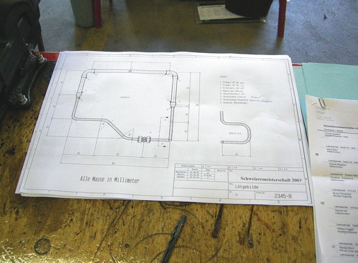 Handwerklicher Leckerbissen: Als Arbeitsprobe war nach Maßvorgabe einer 
Skizze ein „Rohrgebilde“ als Kombination zwischen Löt- und Biegeübung 
herzustellen.
