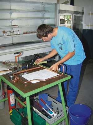 Handwerklicher Leckerbissen: Als Arbeitsprobe war nach Maßvorgabe einer 
Skizze ein „Rohrgebilde“ als Kombination zwischen Löt- und Biegeübung 
herzustellen.
