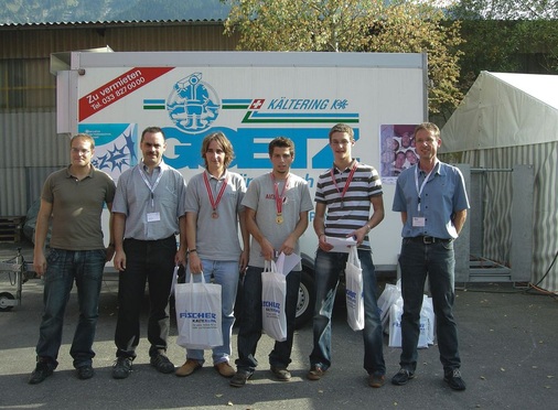 Siegerehrung Haustechnikplaner mit den drei Erstplatzierten in der Mitte und 
dem Viertplatzierten (links außen); Remo Kälin (2.v.l.) leitete den 
Wettbewerb als Chefexperte und wurde hierbei unterstützt durch Claudio 
Müller von der Berufsschule in Bern…