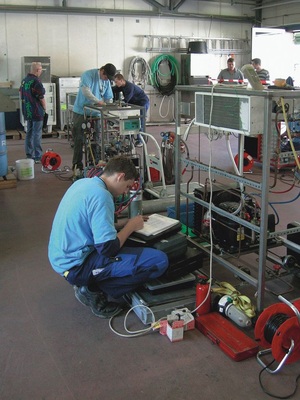 Die Aufgabenstellung für den Monteurwettbewerb erfolgte zweigeteilt: Hier 
geht es um das Auswechseln eines thermostatischen Einspritzventils an einem 
Kältetrainer.
