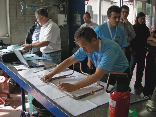 Leckdichtheitsprüfung im Wasserbad und Prüfung der Maßgenauigkeit anhand 
einer zeichnerischen Schablone
