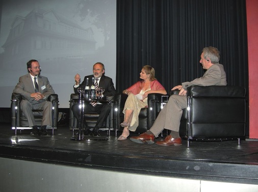 Jubiläums-Bock-Talkshow auf der Bühne; Udo Klaußner (l.), Wolfgang Etter 
(M.) und Heinrich Reuß (r.) beantworten Fragen der Moderatorin 
vergangenheits- und gegenwartsbezogen zur Erfolgsstory von Bock.
