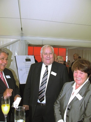 Ein gelöster Firmengründer und TEKO-Geschäftsführer Kurt Kohr nimmt 
Glückwünsche zum 25Jährigen entgegen
