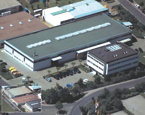Produktionshallen und Verwaltungsgebäude (vorne rechts) von TEKO
