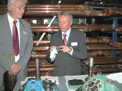 Heinz Marquardt gibt anhand von verschiedenen Anschauungsstücken 
Erläuterungen zu Verdichterschäden; links: Wolfgang Scholten, 
Geschäftsführer des Vereins Historische
Kälte- und Klimatechnik
