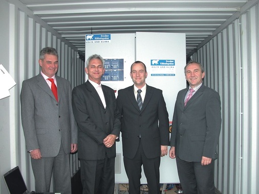 Im Gespräch mit der KK (v.l.): Klaus Polster (Geschäftsleitung 
Technik/Service), Dr. Matthias Liehm (Technische Entwicklung), Michael 
Tarrach (Leiter Technik/Anlagenbau SW) und Dr. Horst Sieber 
(Geschäftsführer) vor dem Schaltschrank der CO2-Anlage
