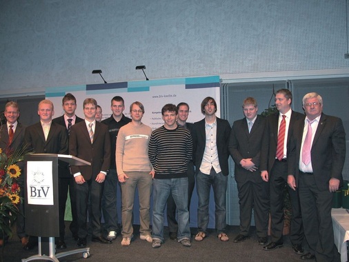 Die Teilnehmer des Bundesleistungswettbewerbs 2007. Ganz links 
ZDH-Geschäftsführer Holger Schwannecke und der Bundessieger Markus Aldag 
(2.v.l.); rechts Frank Heuberger und BIV-Geschäftsführer Klaus Arns
