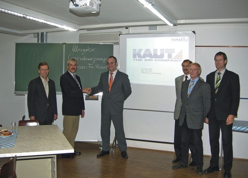 Zur offiziellen Übergabe der gasmotorisch betriebenen ECO-VRF-Wärmepumpe 
reichen sich in der Berufsschule Lindau Studiendirektor Hans Knöpfler (2. 
v.l.) und Kaut-Prokurist Guido Jansen (3.v.l.) die Hand im Beisein der 
Fachlehrkräfte (r.) und dem aus…