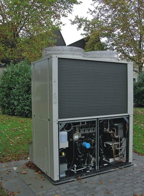 Der Verdichter (R410A) der Sanyo-ECO-VRF-Gas­-Wärmepumpe Typ SGP-E120J2GU2 
zur Klimatisierung von vier Werkstatträumen in der Staatlichen Berufsschule 
Lindau wird durch einen 4-Zylinder Gasmotor des Fabrikats Nissan angetrieben, 
der speziell für die…