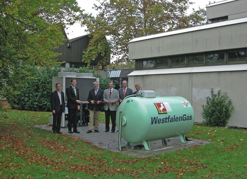 Auch das gehört dazu: Die Vertreter der Berufsschule zerschneiden symbolisch 
das rote Band anlässlich der offiziellen Übergabe durch die Firma Kaut, die 
Gaswärmepumpe ist damit auch einmalig in Deutschland ein Ausrüstungsteil 
für die…