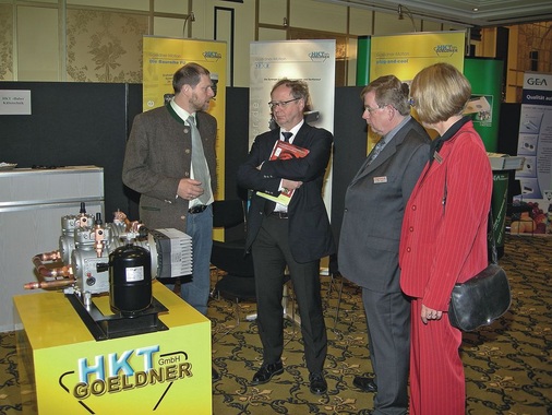 Michael Müller MdB, Parlamentarischer Staatssekretär im 
Bundesumweltministerium, lässt sich von Karl Huber (l.) über die Vorteile 
einer FU-Teillastregelung informieren. Daneben das Ehepaar Annegret und 
Wolfgang Leo, Ausrichter der 1. Innovationsmesse…