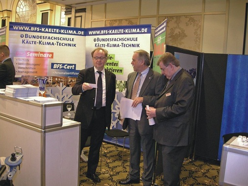 Eine neue Kontaktbasis wurde auch hier hergestellt: PSt Michael Müller (l.) 
lässt sich über das AusbildungsLeistungsangebot der Bundesfachschule durch 
GF Manfred Seikel informieren. NL Wolfgang Leo (r.) nutzt für seine 
Mitarbeiter den dualen…