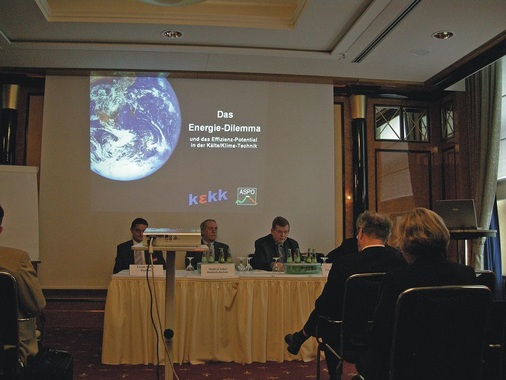Wie soll’s weitergehen, um sich auf das noch anwachsende Energie-Dilemma 
rechtzeitig einzustellen? Das Effizienz-Potenzial ist vorhanden. Es auch zu 
nutzen, dazu forderte Jörn Schwarz, Vorsitzender von kεkk, mit aller 
Entschiedenheit auf
