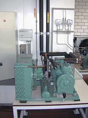 Propan-Anlage an der Bundesfachschule in Maintal; rechts im Hintergrund die 
NH3-Anlage
