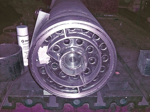 Bild 11: Blick auf den Rohrspiegel eines RingkanalWärmeübertragers bei der 
Prüfung in der Werkstatt
