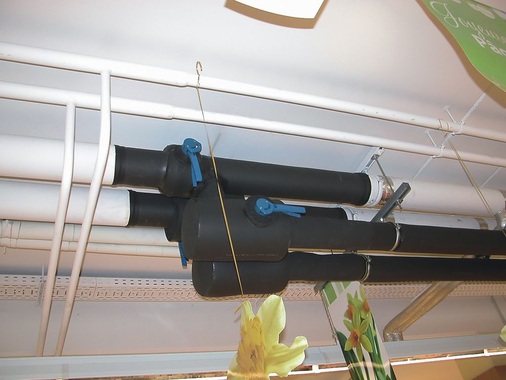 Die Schlüsselstelle für die problemlose Umstellung: An diesem T-Stück 
erfolgte die Umschaltung des Solekreislaufs, während beide Anlagen (die alte 
NH3-Anlage und die neue mit transkritischem CO2) eine Zeit lang parallel 
liefen
