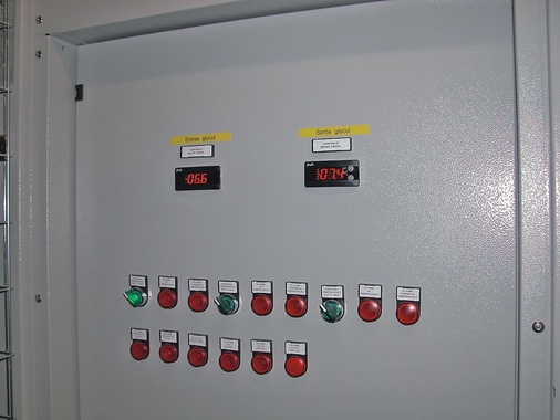 Im Winter läuft bei geringer Kälteanforderung (s. Solevorlauf- und 
-rücklauftemperatur) gerade mal jeweils einer der 2 x 3 Verdichter für die 
Normalkühlung
