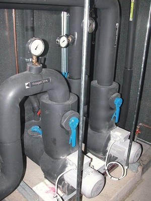 Der Solekreislauf ist hydraulisch entkoppelt, so dass auf Verbraucherseite 
der Volumenstrom stark variiert, d.h. der Volumenstrom über den Chiller wird 
konstant gehalten (4kW Pumpleistung, 29m3/h)
