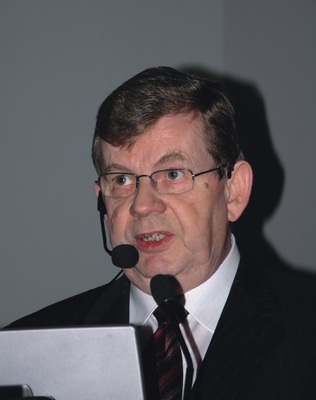 Wolfgang Leo beeindruckt die Zuhörer mit einem Vortrag zur Energieeinsparung 
an einer Bestandsanlage
