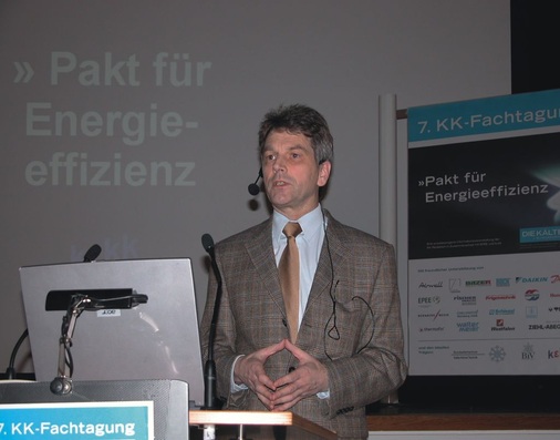Jörn Schwarz schließt die Fachtagung mit Ausführungen zur 
Emissionsminderung und Energieeffizienz ab
