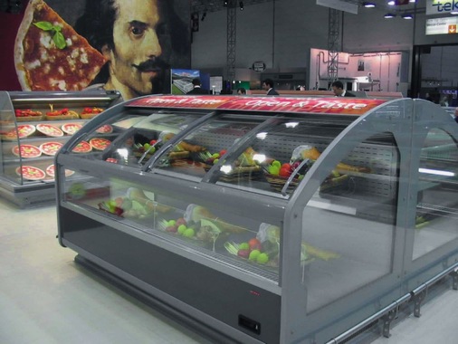 Arneg-Kühlinsel mit viel Glas und runden Konturen
