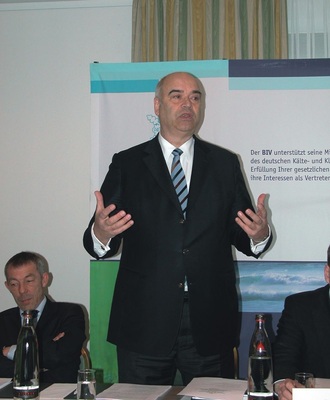 ZDH-Präsident Otto Kentzler geriet doch etwas aus der Fassung als ihn Holger 
Spörck mit einigen unerfreulichen Tatsachen zur Entstehungsgeschichte der 
neuen Ausbildungsverordnung konfrontierte
