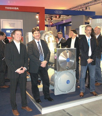 Ein echter Trumpf für das Winning Team aus Deutschland (v.l.: Christian 
Raschka, Uwe Steinbach, Alexander Anders): Die Zusammenarbeit zwischen 
Toshiba und Carrier begann 1999 als Joint Venture zwischen der Division 
Toshiba Corporation Air Conditioner…