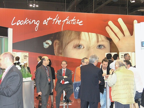 Carel blickt in die Zukunft mit neuen Reglern für Erdwärmepumpen, 
drahtlosen Lösungen, Invertern, Reglern für Gewerbekälte und vielem mehr
