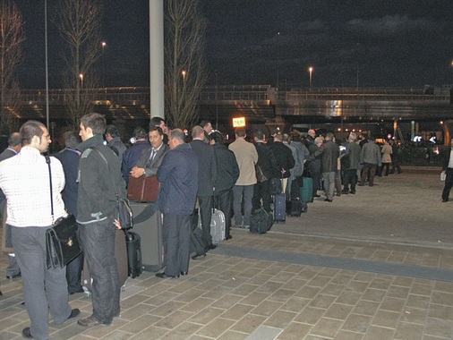 Zu kritisieren bleibt die Tatsache, dass das neue Messegelände Rho, etwas 
außerhalb Mailands zwar als solches topmodern ist, jedoch in keiner Weise 
über die dafür notwendige Infrastruktur verfügt. So war viel Geduld und 
langes Warten angesagt, ob es…