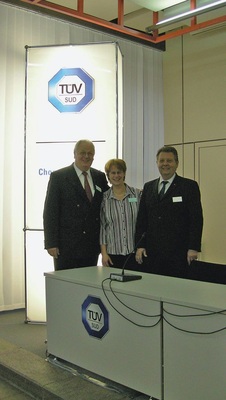 Federführend durch den TÜV Süd Industrie Service organisierten die 
1-tägige ATP/Transfrigoroute-Tagung (v.r.) Bernhard Schrempf, Leiter der 
Zentralabteilung Kälte- und Klimatechnik, Birgit Kreß, Leiterin der 
ATP-Prüfstelle, sowie Peter Großkopf,…