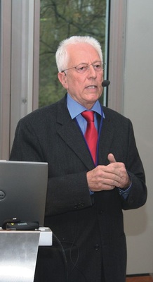 Prof. Dr.-Ing. Johannes Reichelt vom TWK Karlsruhe leitete das Symposium und 
führte mit seinem Vortrag in die Thematik ein
