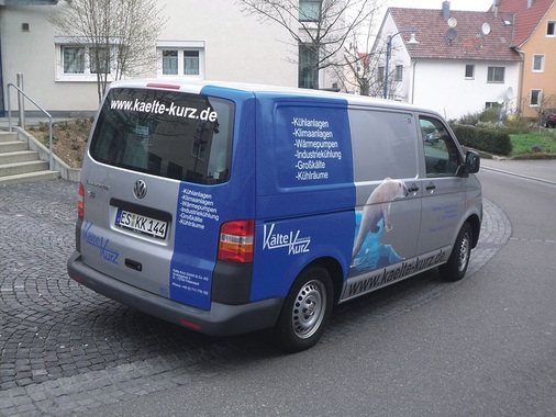 Das Einsatzfahrzeug von hinten mit auffälliger Angabe der Homepage, dem 
modernisierten Firmenlogo und einem anderen Tiermotiv auf der Seite
