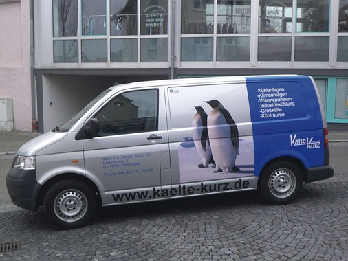 Auch außen hat der neue Chef bereits einige Änderungen realisiert wie die 
neue Beschriftung der Firmenfahrzeuge, hier mit Pinguinen
