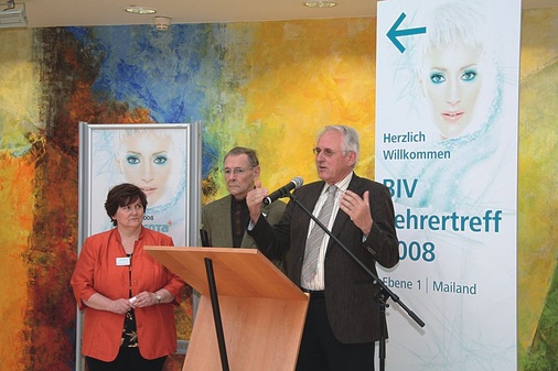 Walter Hufnagel, Mitglied der Geschäftsleitung der NürnbergMesse (rechts), 
Gabriele Hannwacker, Projektleiterin Chillventa der NürnbergMesse, und Peter 
Weissenborn, Herausgeber der KK, begrüßen die Berufsschullehrer zum 
BIV-Lehrertreffen 2008

