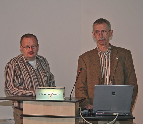 In ihrem gemeinsamen Vortrag berichteten StR Martin Tonert (links) und StD 
Dieter Schmidt über den aktellen Stand der Ausbildung nach der neuen 
Verordnung
